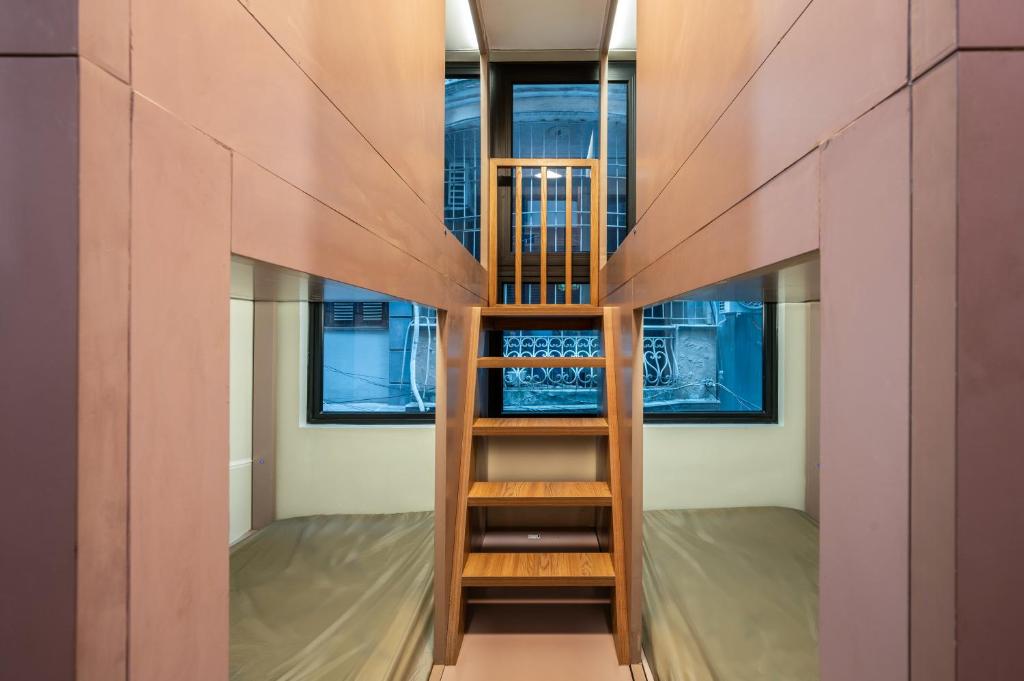 Palanda nebo palandy na pokoji v ubytování Hanoi Local Vibe Homestay