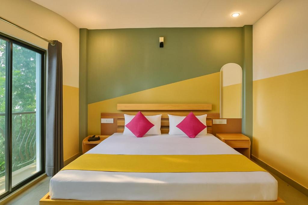 Postel nebo postele na pokoji v ubytování Hotel Calangute Beach Imperial