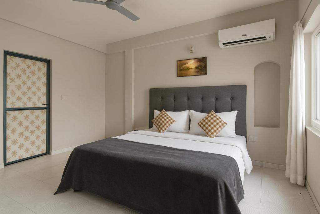 Postel nebo postele na pokoji v ubytování Hotel Calangute Beach Imperial
