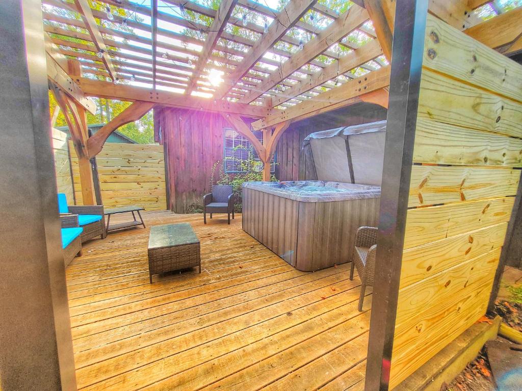 una camera da letto in una casa sull'albero con un letto di 4BR Family Lodge in Gatlinburg with Hot Tub a Gatlinburg