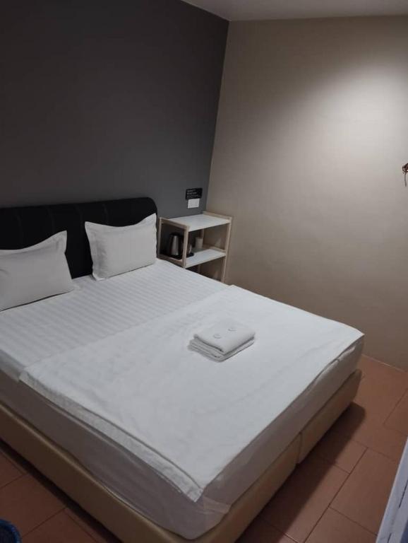 Postel nebo postele na pokoji v ubytování Tas Sakura Budget Hotel