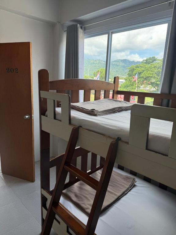Nespecifikovaný výhled na hory nebo výhled na hory při pohledu z hostelu