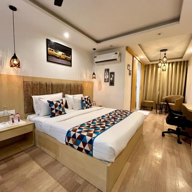 Postel nebo postele na pokoji v ubytování Diona Grand Hotel Jaipur