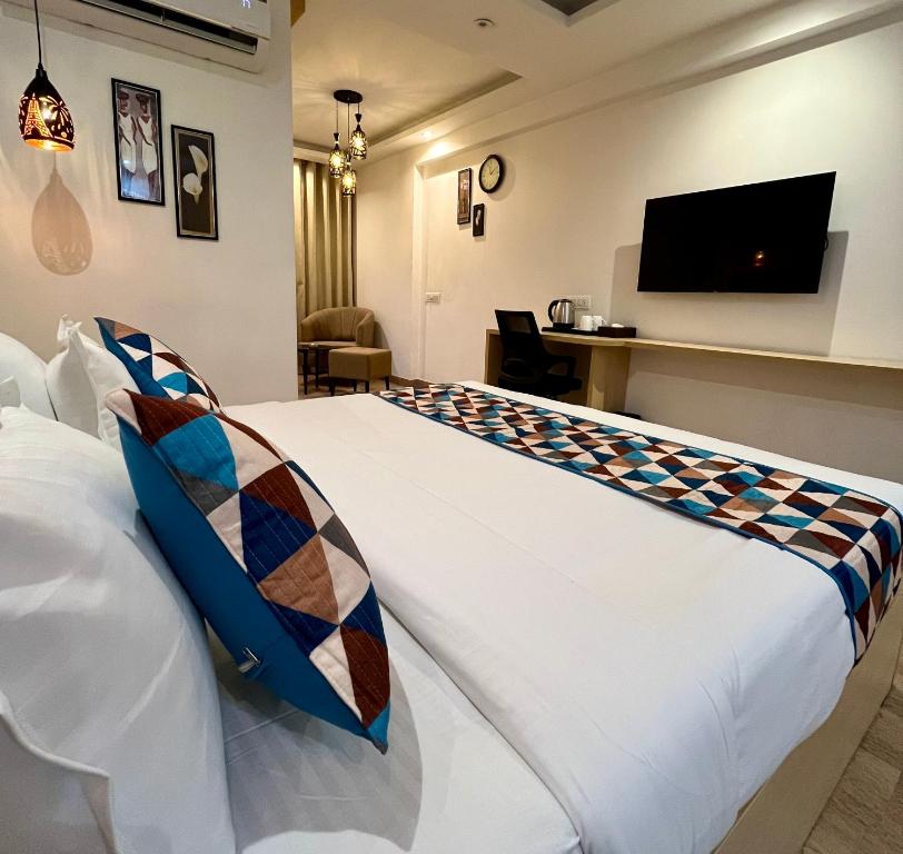 Postel nebo postele na pokoji v ubytování Diona Grand Hotel Jaipur