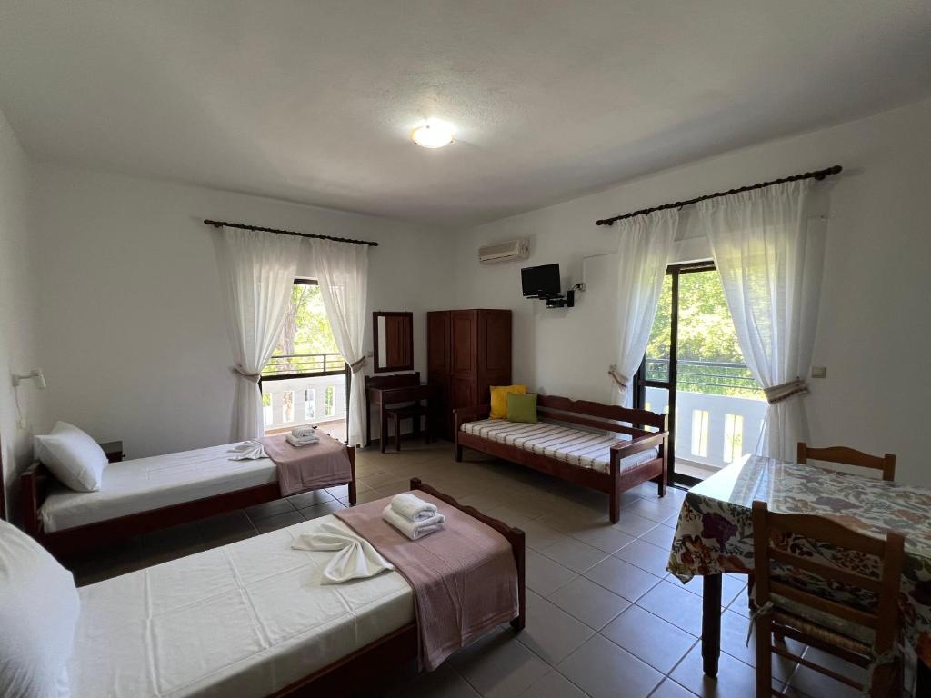 Posteľ alebo postele v izbe v ubytovaní Zourpos Studios & Apartments