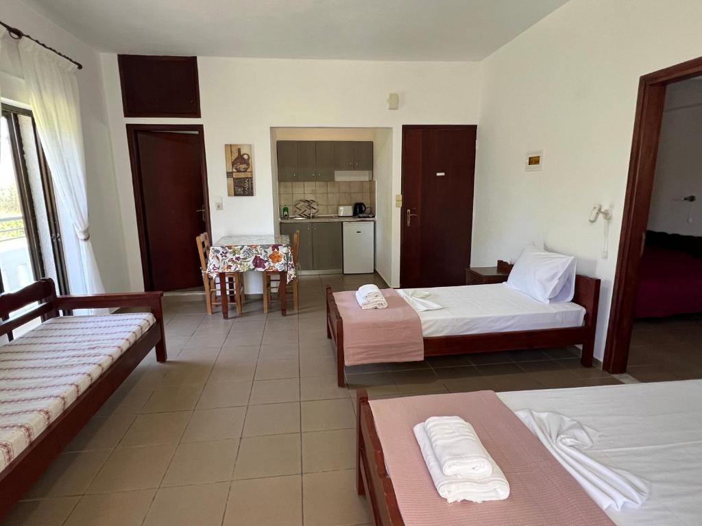 Posteľ alebo postele v izbe v ubytovaní Zourpos Studios & Apartments