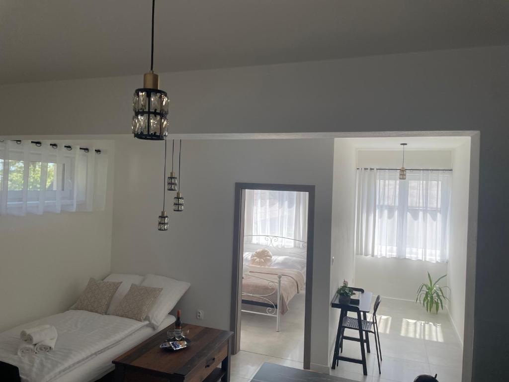 Postel nebo postele na pokoji v ubytování Apartmány Lily - Self Checkin - Parking - 40m2
