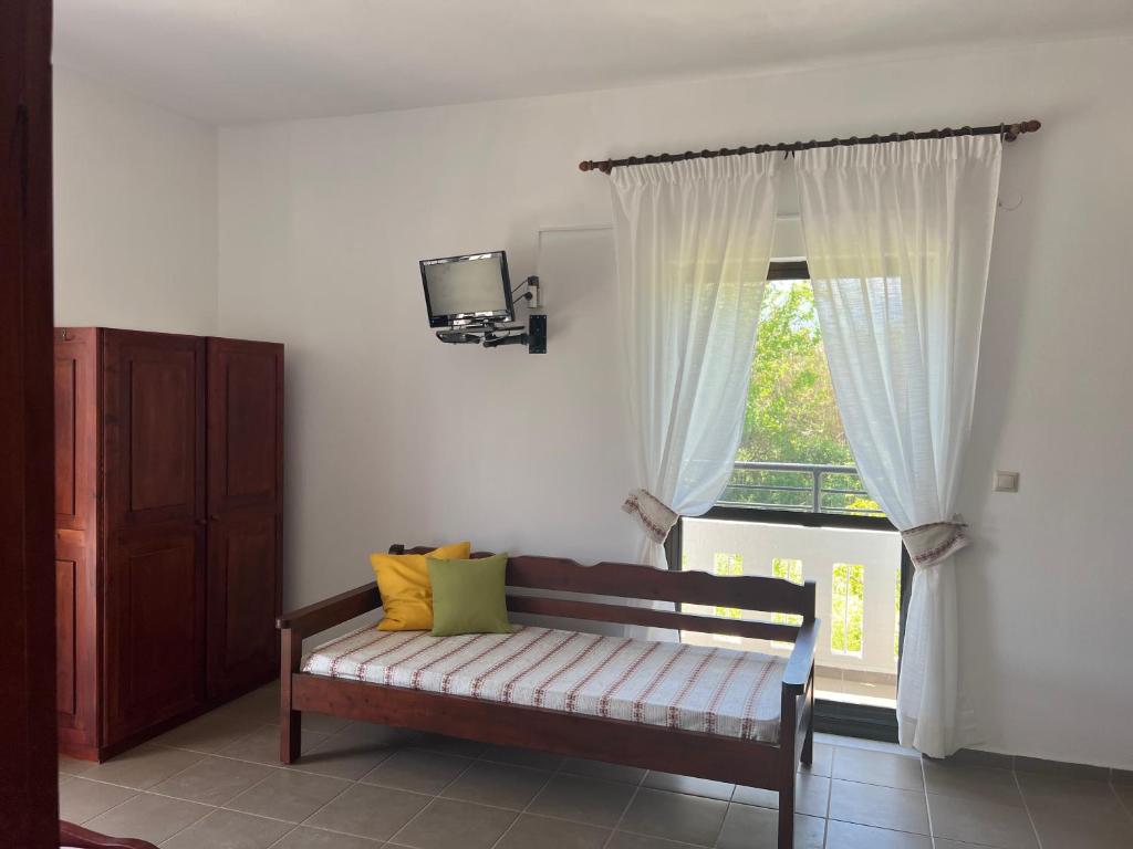 Televízia a/alebo spoločenská miestnosť v ubytovaní Zourpos Studios & Apartments