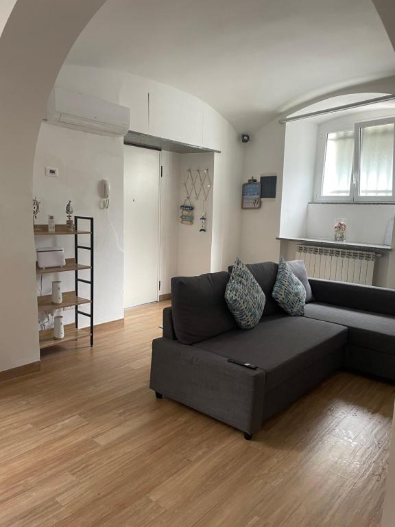 a living room with a couch in the middle of it at Elle's House in Savona