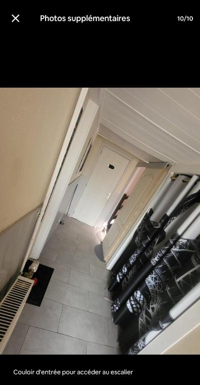 Un escalier mène à une chambre avec des bouteilles de vin. dans l'établissement Studio 2 a 4 personnes, à Illhaeusern