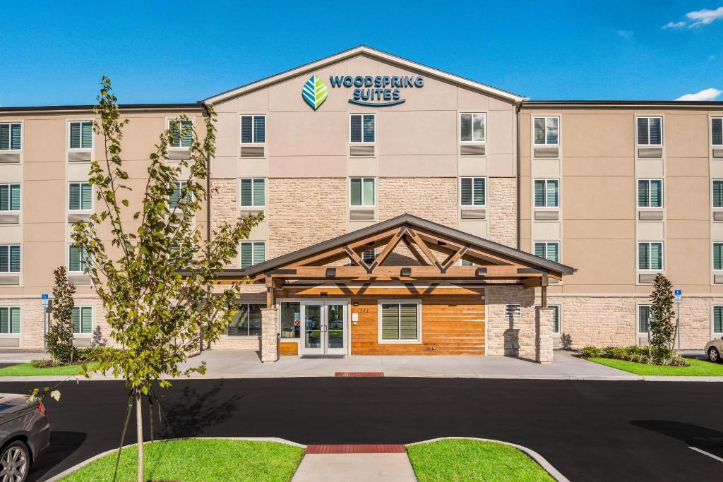 ダベンポートにあるWoodSpring Suites Davenport FLのウェスリアンホテルの外観