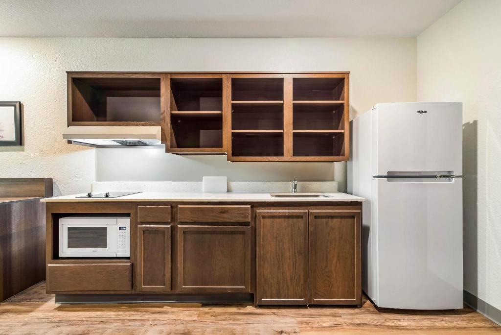 Η κουζίνα ή μικρή κουζίνα στο WoodSpring Suites Davenport FL