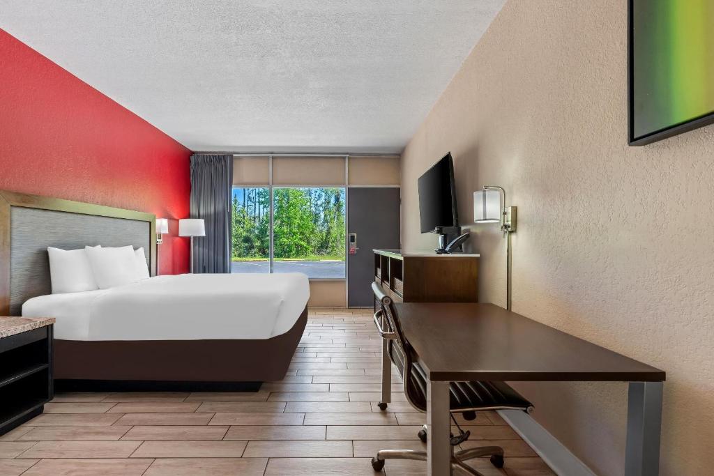 TV a/nebo společenská místnost v ubytování Econo Lodge