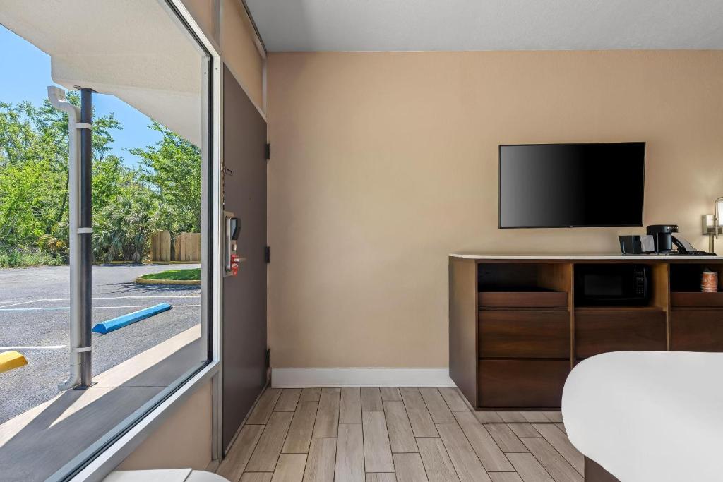 TV a/nebo společenská místnost v ubytování Econo Lodge