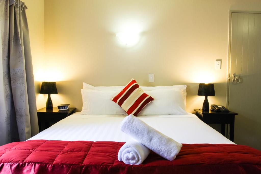 Postel nebo postele na pokoji v ubytování Camelot Motor Lodge