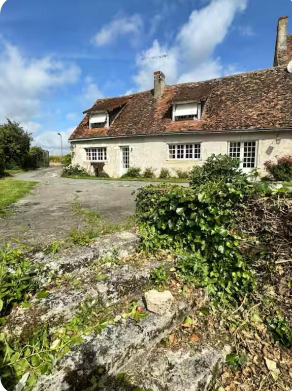 une ancienne maison blanche avec un toit dans l'établissement Le Mousseau Proche de Chambord, à Mer