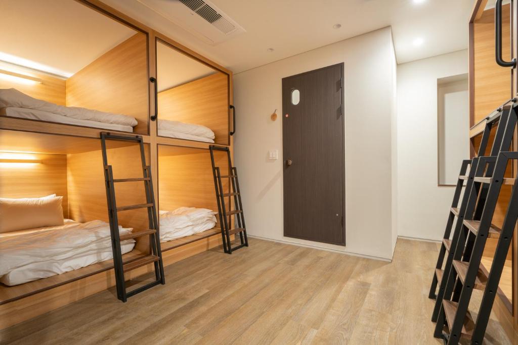 Ein Bett oder Betten in einem Zimmer der Unterkunft Boro Hanok Hostel in Myeongdong