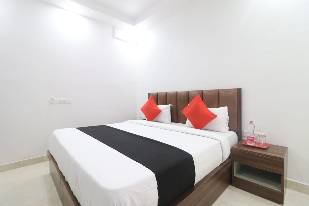 Postel nebo postele na pokoji v ubytování Hotel Max Marina Delhi Airport