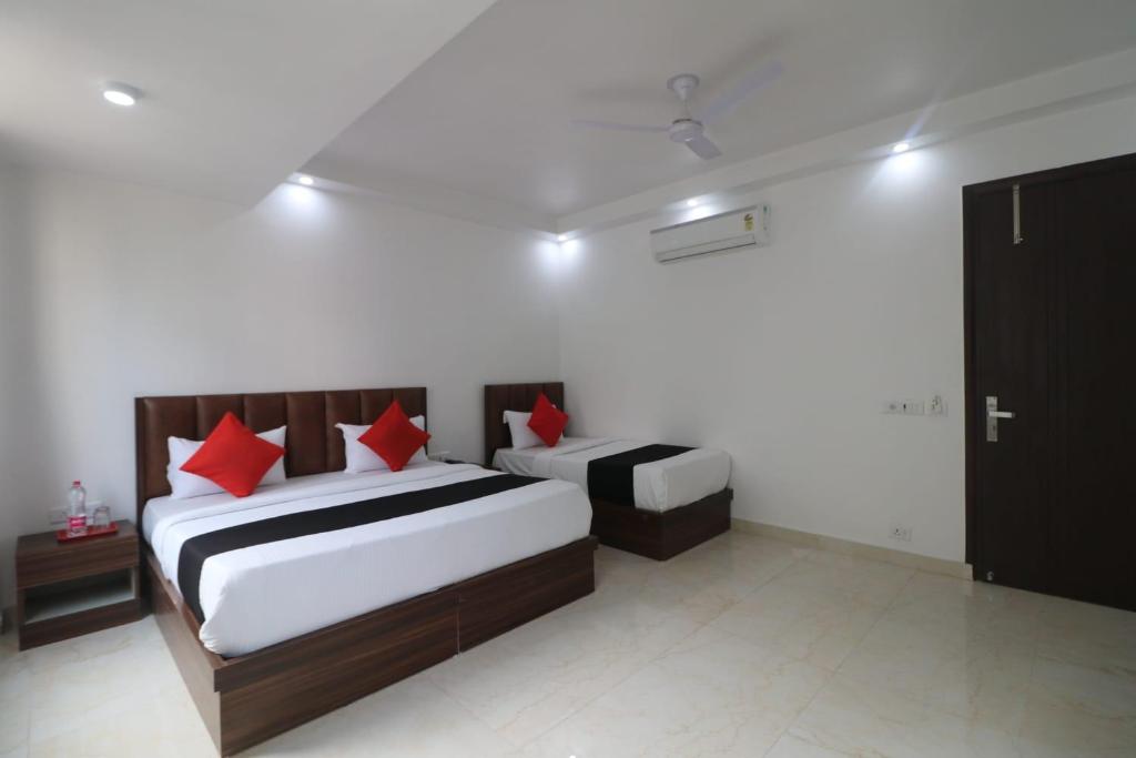 Postel nebo postele na pokoji v ubytování Hotel Max Marina Delhi Airport