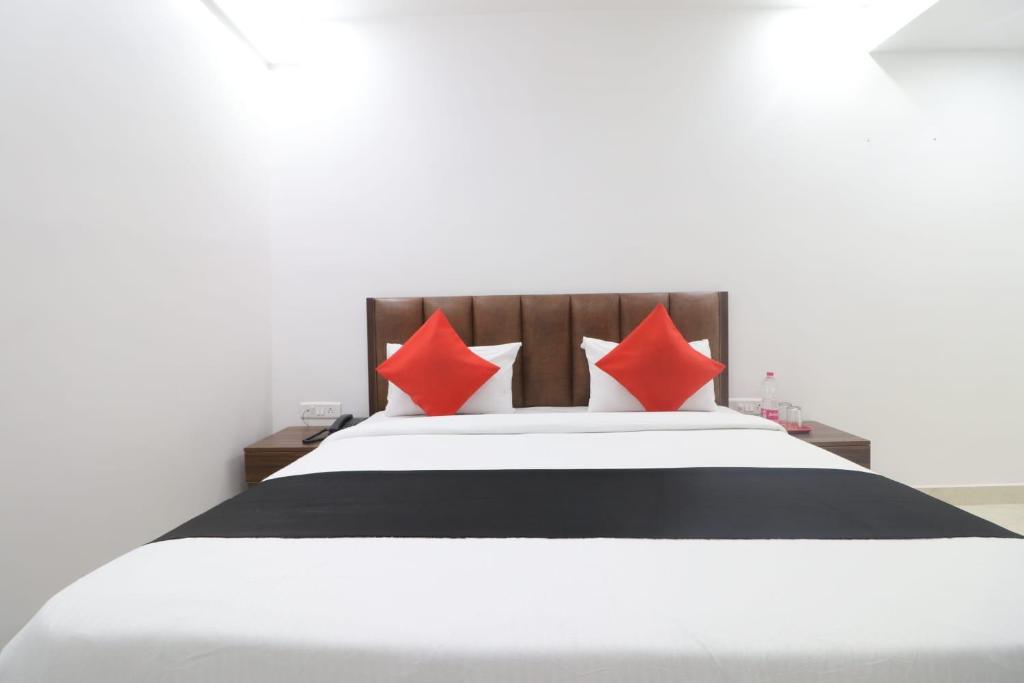 Postel nebo postele na pokoji v ubytování Hotel Max Marina Delhi Airport