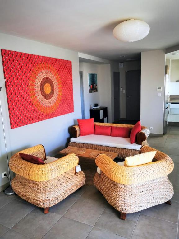 un salon avec un canapé et deux chaises dans l'établissement Spacious T4 with garden - near beach, à Six-Fours-les-Plages