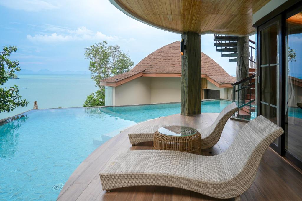 Sinae Phuket - SHA Extra Plusの敷地内または近くにあるプール