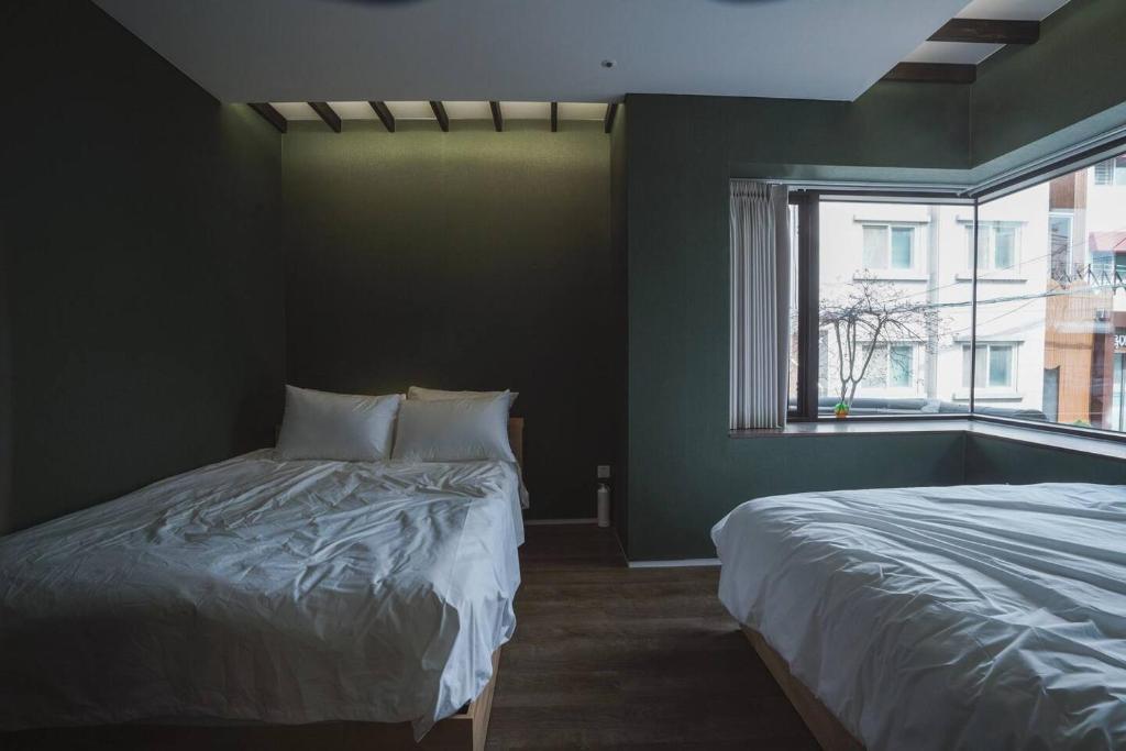 Ein Bett oder Betten in einem Zimmer der Unterkunft Boro Hanok Hostel in Myeongdong