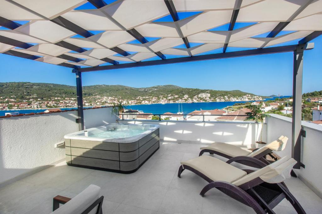 Villa Dalmatian Child with swimming pool, close to the beach