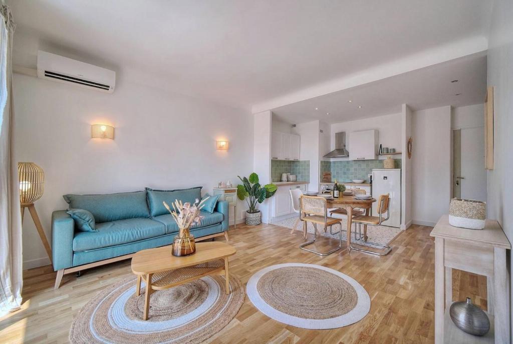 un salon avec un canapé bleu et une table dans l'établissement Proche Palais Des Festivals, Mer, plage By Palmazur, à Cannes