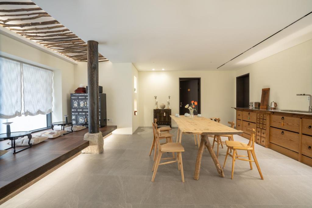 Küche&#47;Küchenzeile in der Unterkunft Boro Hanok Hostel in Myeongdong
