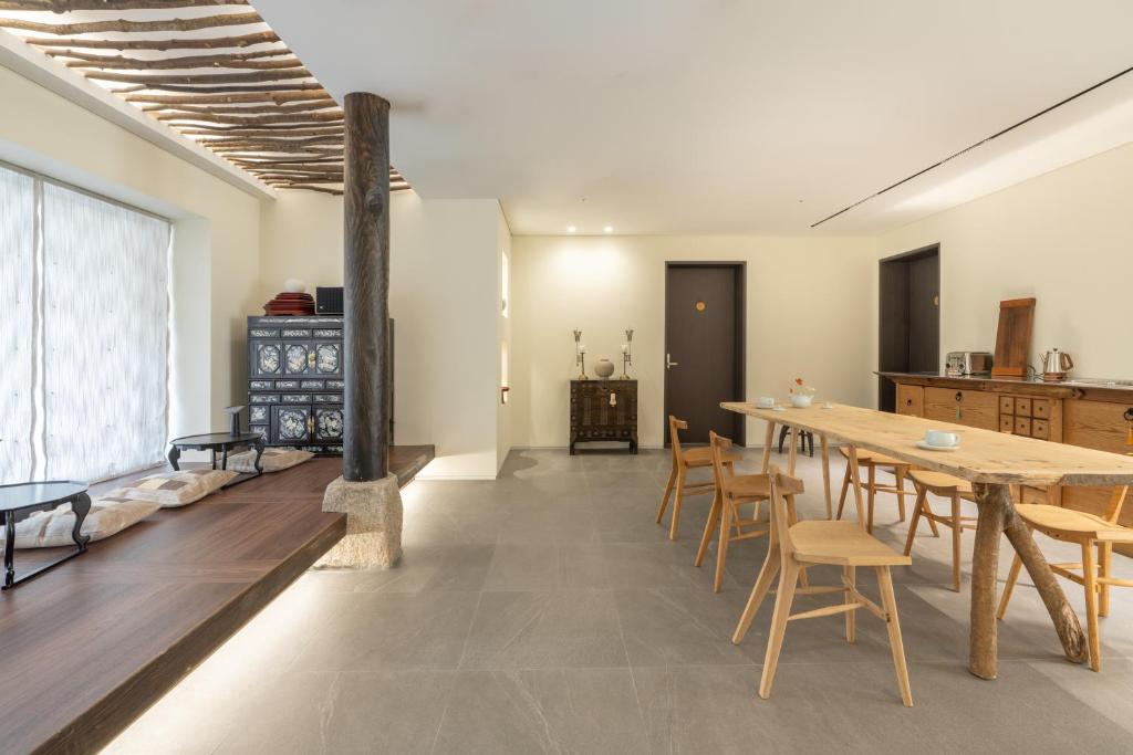 ein Esszimmer mit Tisch und Stühlen in der Unterkunft Boro Hanok Hostel in Myeongdong in Seoul