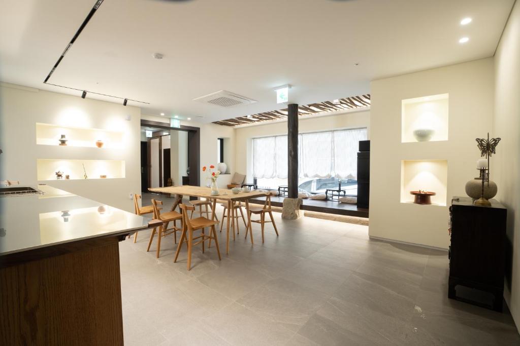 Posezení v ubytování Boro Hanok Hostel in Myeongdong