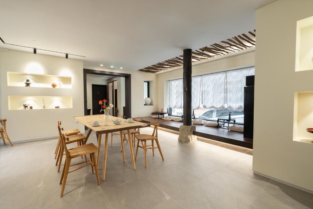 Posezení v ubytování Boro Hanok Hostel in Myeongdong