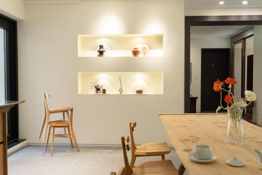 eine Küche und ein Esszimmer mit einem Holztisch und Stühlen in der Unterkunft Boro Hanok Hostel in Myeongdong in Seoul