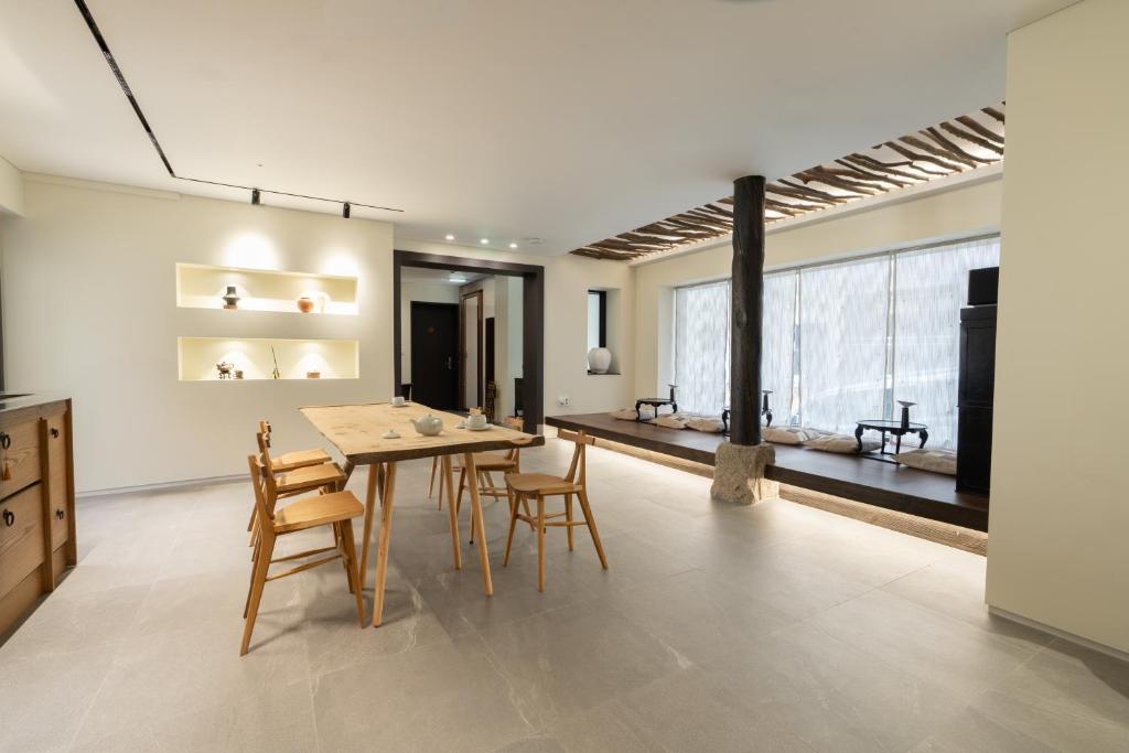 eine Küche und ein Esszimmer mit Tisch und Stühlen in der Unterkunft Boro Hanok Hostel in Myeongdong in Seoul