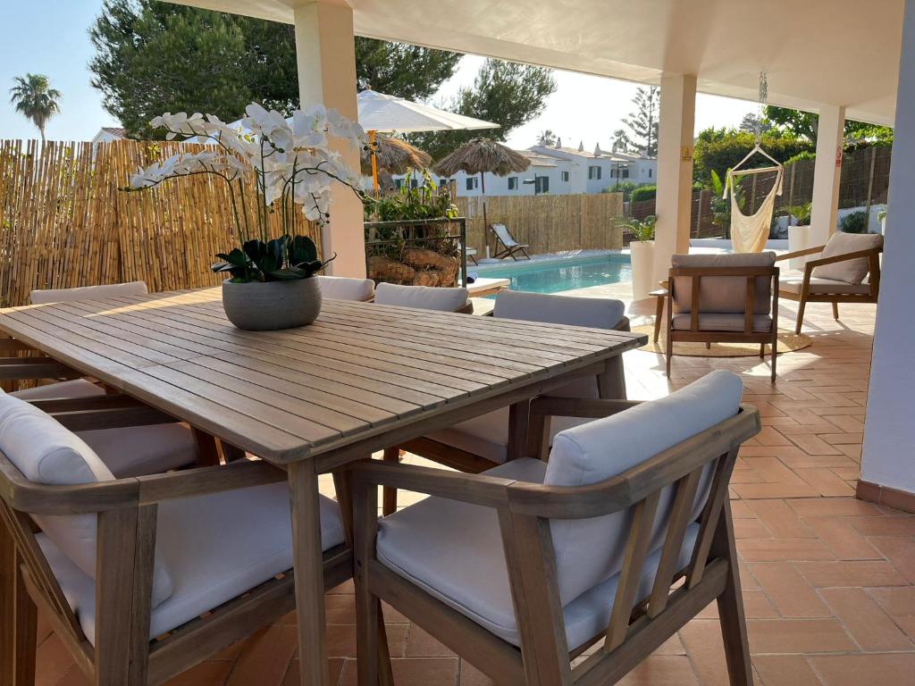 une table et des chaises en bois sur une terrasse dans l'établissement Villa Casa Escorxada - A 150m de la playa de arena con piscina privada, à Santo Tomas