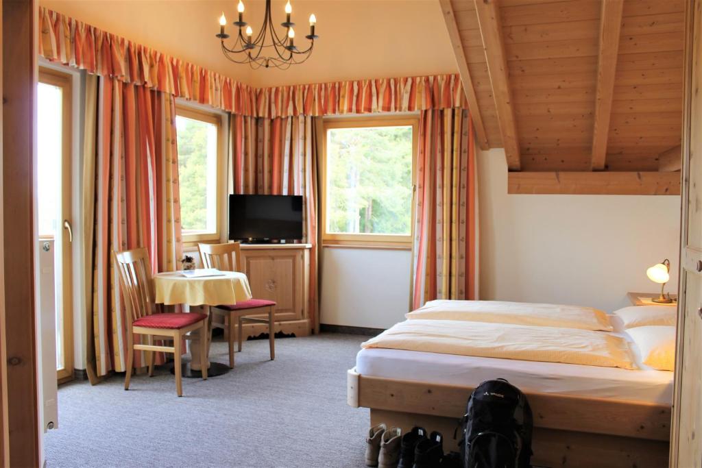 TV a/nebo společenská místnost v ubytování Hotel Landgasthof Lärchenwald