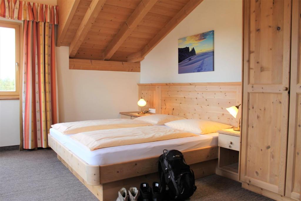 Postel nebo postele na pokoji v ubytování Hotel Landgasthof Lärchenwald