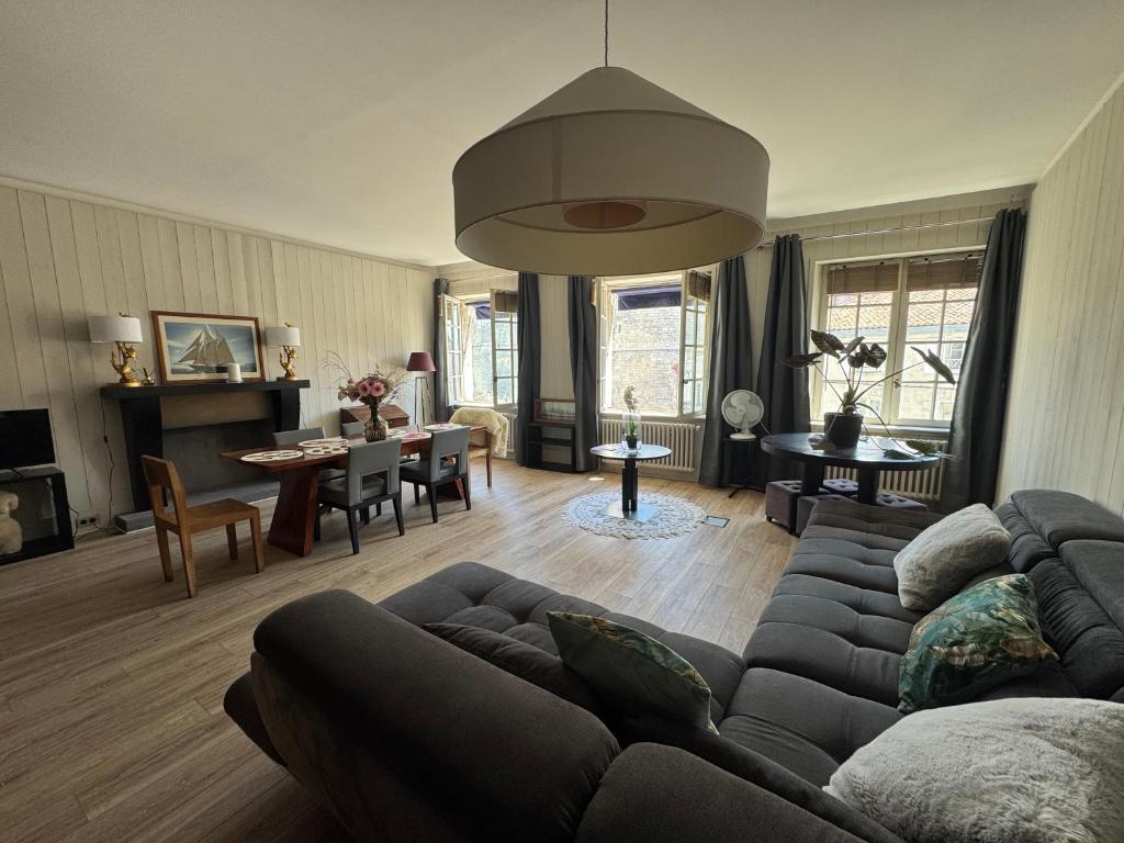 un salon avec un canapé et une table dans l'établissement Tour de la chaine, vieux port, Grand Appartement, à La Rochelle