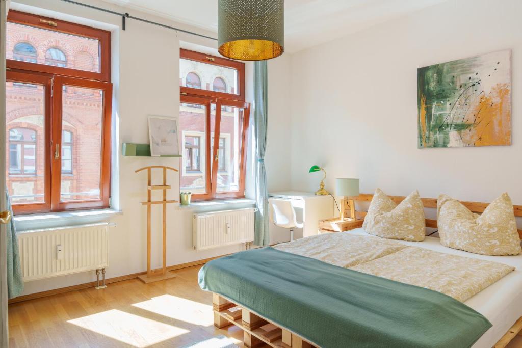 Ένα ή περισσότερα κρεβάτια σε δωμάτιο στο BELIEBT - Saale Altstadt Apartment