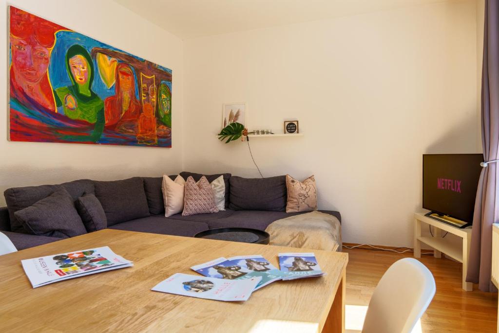 a living room with a couch and a table at BELIEBT: Zentrales & ruhiges Innenstadtapartment in Halle an der Saale