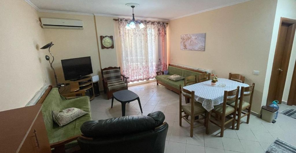 ein Wohnzimmer mit einem Tisch und ein Esszimmer in der Unterkunft Ap Relax , Golem - Mali robit in Golem