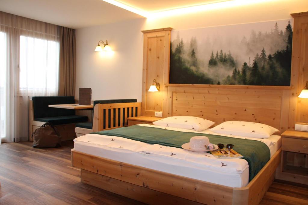 Postel nebo postele na pokoji v ubytování Hotel Landgasthof Lärchenwald