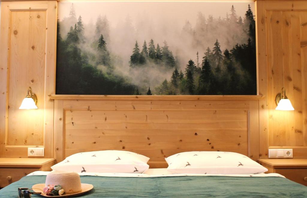 Postel nebo postele na pokoji v ubytování Hotel Landgasthof Lärchenwald