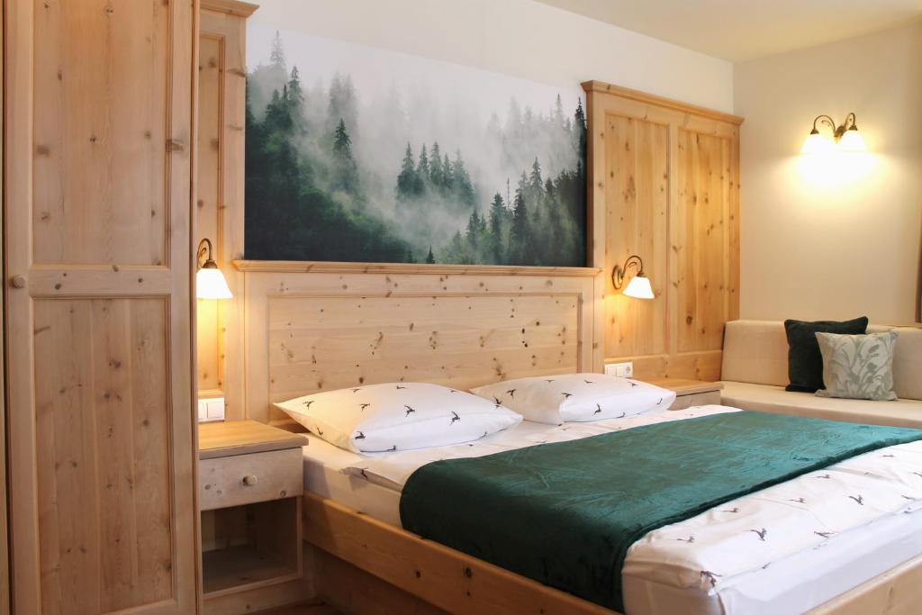 Postel nebo postele na pokoji v ubytování Hotel Landgasthof Lärchenwald