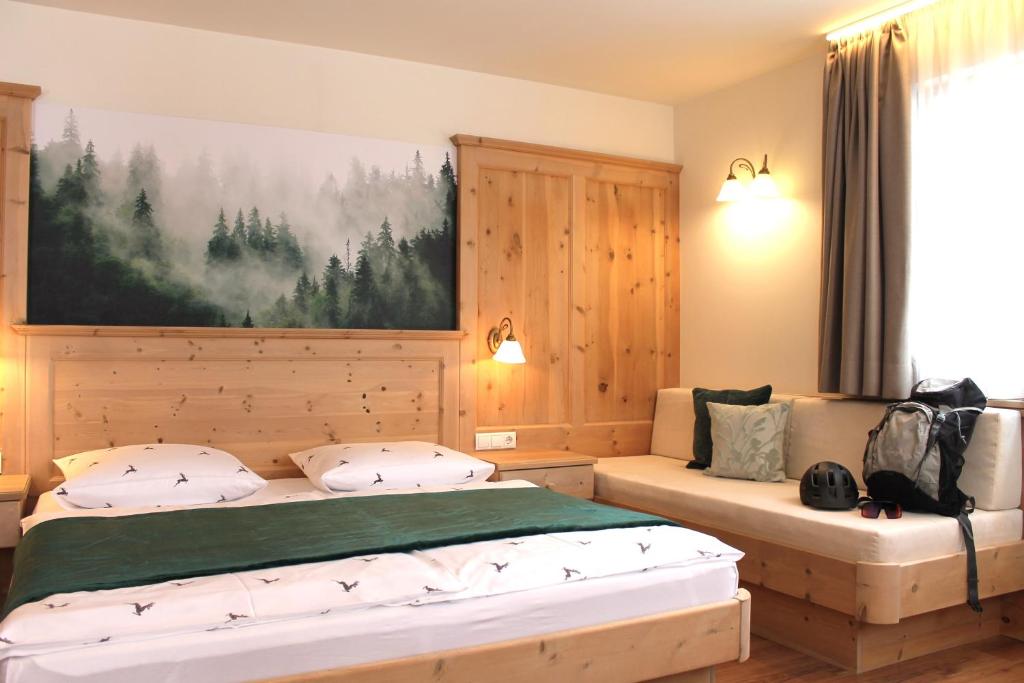Postel nebo postele na pokoji v ubytování Hotel Landgasthof Lärchenwald