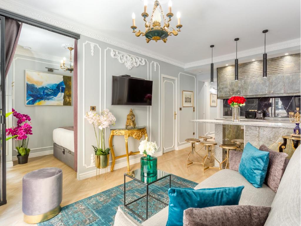 un salon avec un canapé et une table dans l'établissement Merveil - Luxury Suite -Champs Elysees-Ponthieu II, à Paris