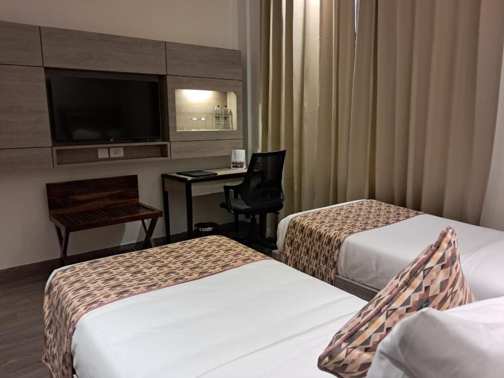 Postel nebo postele na pokoji v ubytování Rhythm Gurugram Hotel & Suites, Sohna Road