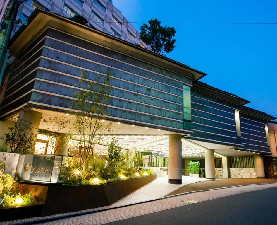 un grande edificio con luci sul lato di Chaharu a Matsuyama