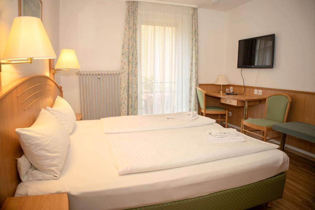 Postel nebo postele na pokoji v ubytování Hotel Möve garni
